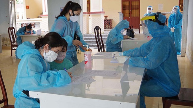 Vietnamese citizens repatriated from abroad doing medical quarantine procedures at the Military School of Soc Trang province. (Photo: Thanh Nam)