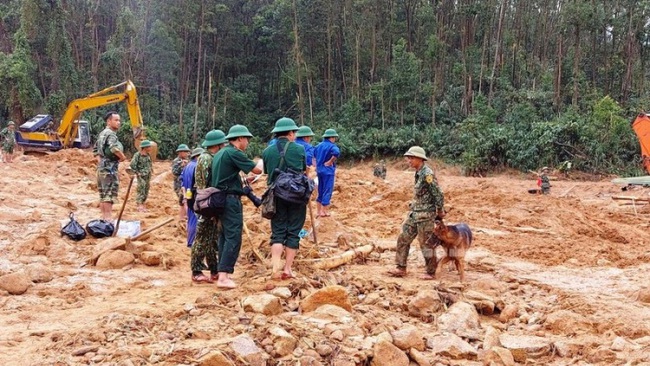 Bodies of all 13 victims are found at the site of the ranger station 67 in the central province of Thua Thien Hue. (Photo: NDO/Cong Hau)
