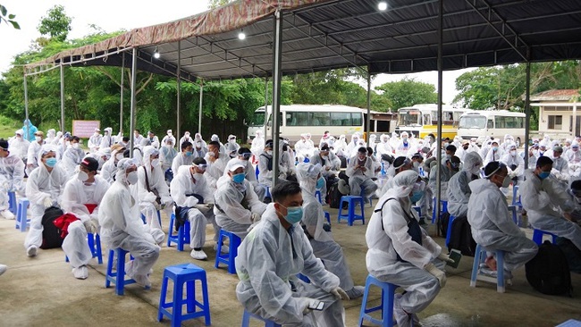 Vietnamese citizens repatriated from abroad to be admitted to a local quarantine camp in Soc Trang province. (Photo: VNA)