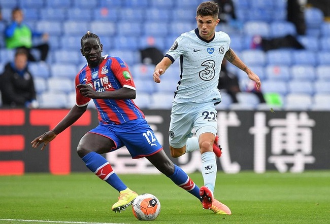 Soccer Football - Premier League - Crystal Palace v Chelsea - Selhurst Park, London, UK - July 7, 2020 Chelsea's Christian Pulisic in action with Crystal Palace's Mamadou Sakho, as play resumes behind closed doors following the outbreak of the coronavirus disease. (Reuters)