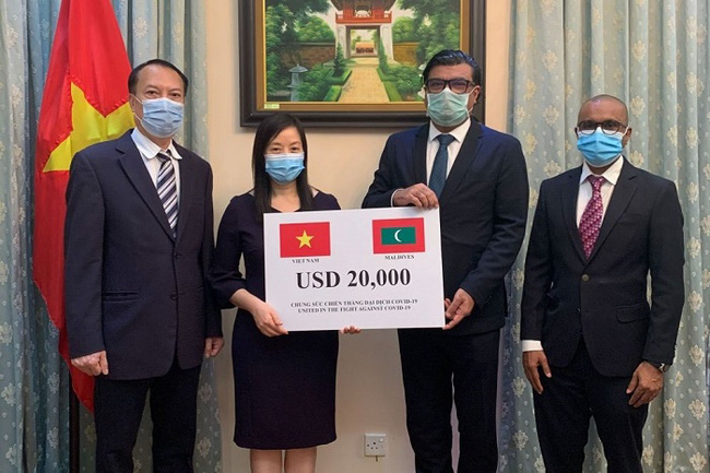 Vietnamese Ambassador to Sri Lanka Pham Thi Bich Ngoc (second from left) hands over Vietnam's aid to support the Maldives in coping with COVID-19. (Photo: Foreign Ministry)