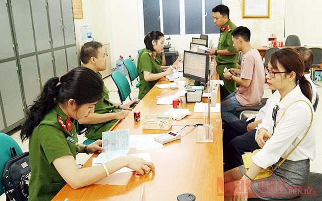 People carrying out procedures to change citizen ID cards at the Police Department on Administrative Management of Social Order in Hanoi (Photo: Phuong Minh)
