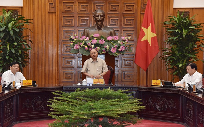 Prime Minister Nguyen Xuan Phuc speaks at the meeting.