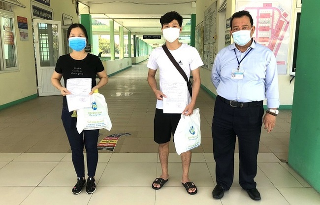 Patients 1006 and 1020 receive discharge certificates from the Da Nang Lung Hospital on September 16 morning. (Photo: VOV)