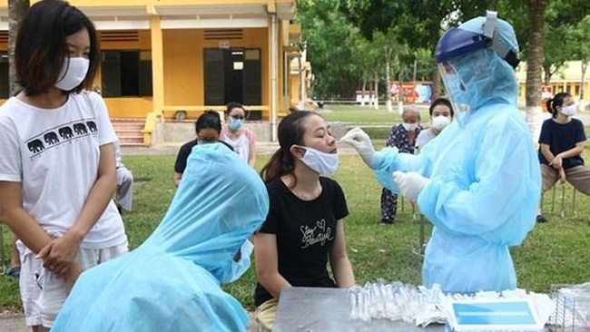 A health worker gets a testing sample (Photo: VNA)