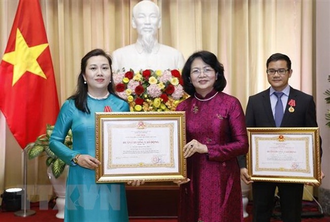 Vice President Dang Thi Ngoc Thinh (R) presents the third-class Labour Order to two outstanding individuals of the President's Office. (Photo: VNA)