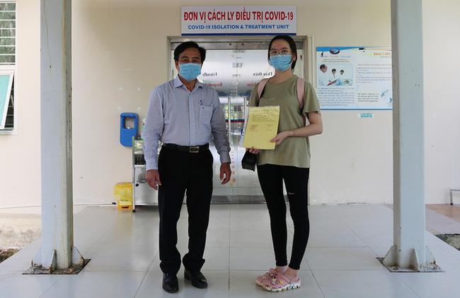 A recovered COVID-19 patient is discharged from the Quang Nam Central General Hospital on September 25. (Photo: Vnexpress)