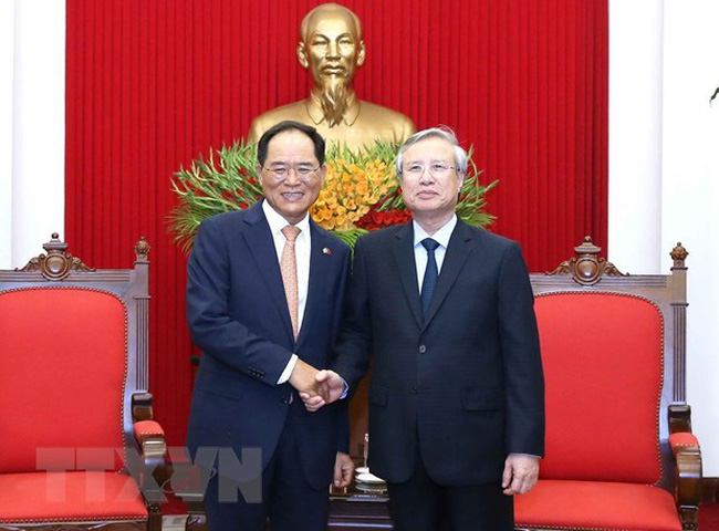Politburo Member and Permanent Member of the Party Central Committee's Secretariat Tran Quoc Vuong (R) hosts RoK Ambassador to Vietnam Park Noh-wan (Source: VNA)