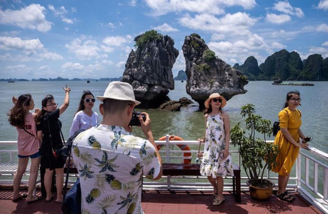 Du lịch nội địa: Khám phá những vùng đất nội địa Việt Nam để tìm hiểu sâu hơn về văn hóa và phong cách sống của người dân. Từ đồng bằng sông Cửu Long đến vùng đất Tây Nguyên, Việt Nam sẽ là một trải nghiệm đáng nhớ cho du khách.