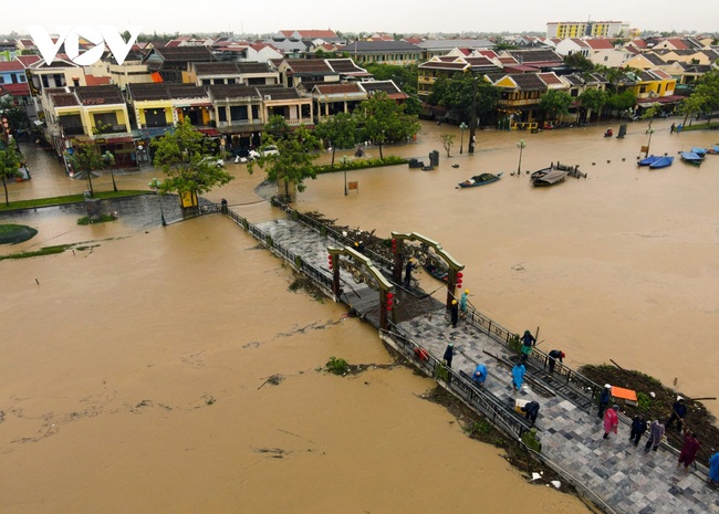 Rising floodwaters caused by heavy rain have turned streets in UNESCO-recognised Hoi An into rivers.