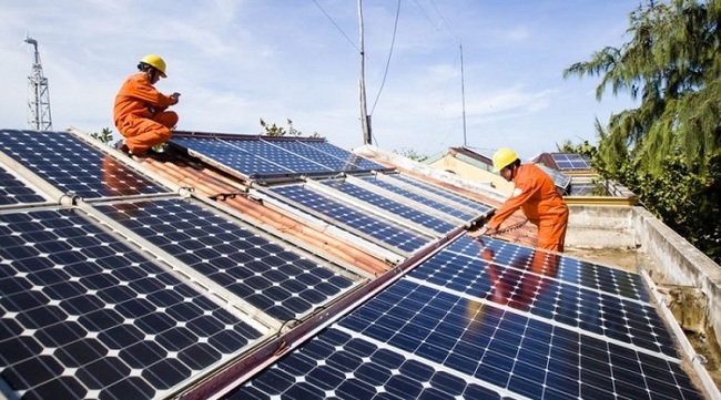 Workers install rooftop solar systems. (Photo: EVN)