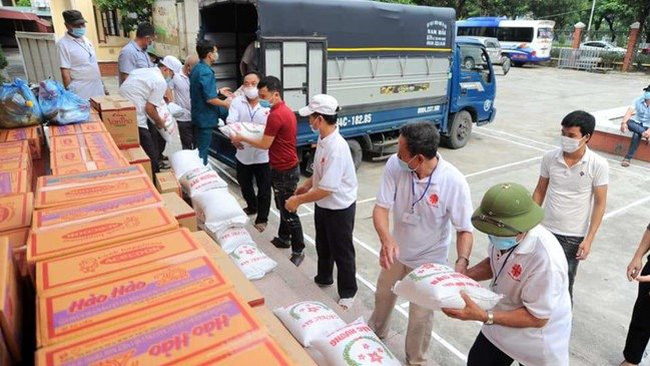 The necessities are donated to people in Truc Tri village, Quoc Tuan commune, Nam Sach district, Hai Duong province.