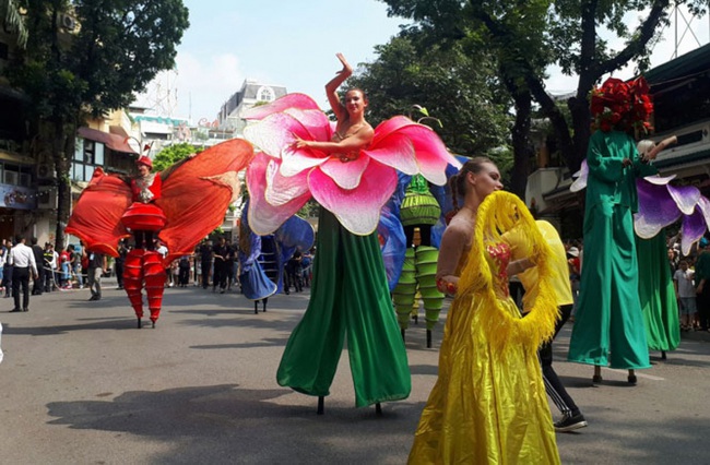 A wide range of cultural and arts activities will be held throughout pedestrian streets around Hoan Kiem Lake