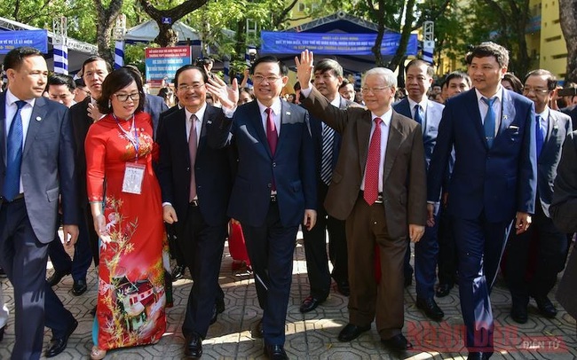 Party General Secretary and State President Nguyen Phu Trong (second from right) attends 70th founding anniversary of Nguyen Gia Thieu High School.