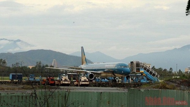 An airplane of Vietnam Airlines brings home Vietnamese citizens from abroad on November 15, 2020. (Photo: NDO/Anh Dao)