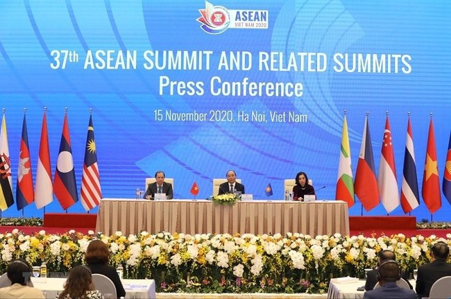 Prime Minister Nguyen Xuan Phuc (C) speaks at the press conference. (Photo: VNA)