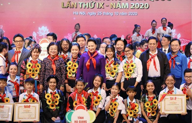 National Assembly Chairwoman Nguyen Thi Kim Ngan (second row, centre), officials and children pose for a photo at the ceremony on October 25 (Photo: VNA)