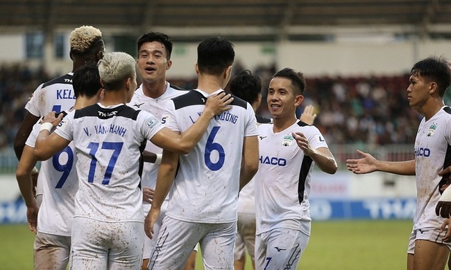 Hoang Anh Gia Lai players celebrate scoring a goal during their match with Ho Chi Minh City in V.League 1 on October 1. (Photo: Vnexpress)