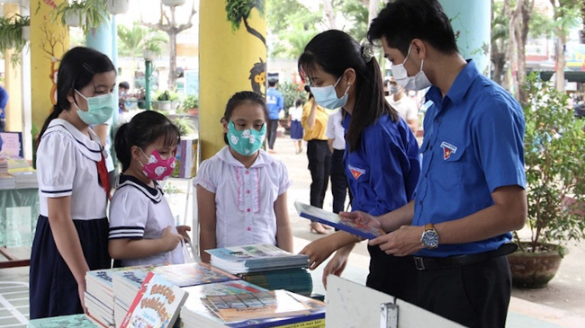 The youth volunteers supporting students at the bookstore