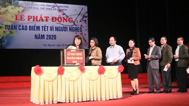 At a ceremony to raise fund for the poor in Thai Nguyen province.