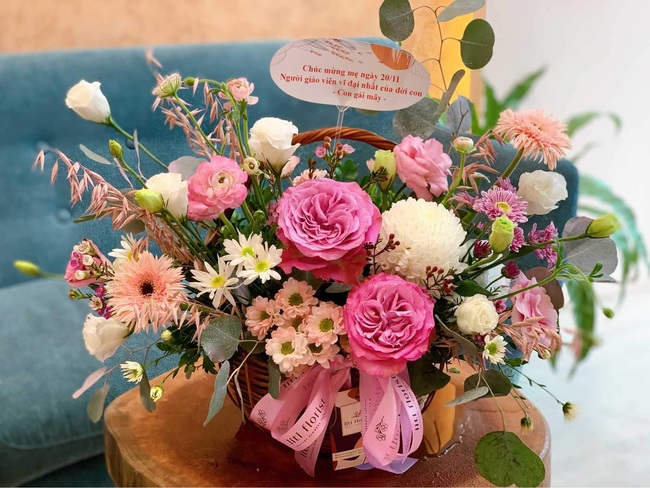 Sao Việt tri ân thầy cô 20/11: Sao Việt của chúng ta cũng không quên tới ngày tri ân nhà giáo và đã thể hiện chính mình bằng những món quà tặng thầy cô. Hãy cùng xem và ngắm những tác phẩm hoa của các sao Việt này, cũng đừng quên tặng những bó hoa đẹp tặng thầy cô của bạn nữa.