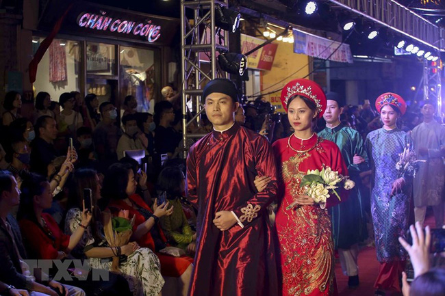 From November 20, a series of cultural activities entitled “Thang Long Memories” were held at many locations in Hanoi's Old Quarter to celebrate the 15th anniversary of Vietnam Cultural Heritage Day (November 23). (Photo: VNA)