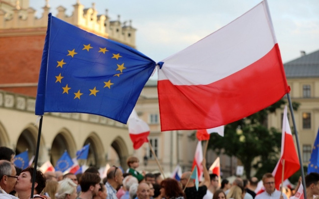 Việc loại bỏ Hungary và Ba Lan khỏi Liên minh châu Âu giúp cho châu Âu càng trở nên đoàn kết hơn. Việc loại bỏ hai quốc gia này là một bước ngoặt lịch sử trong quá trình hình thành và phát triển của Liên minh châu Âu. Xem hình ảnh liên quan để hiểu thêm về quá trình này.