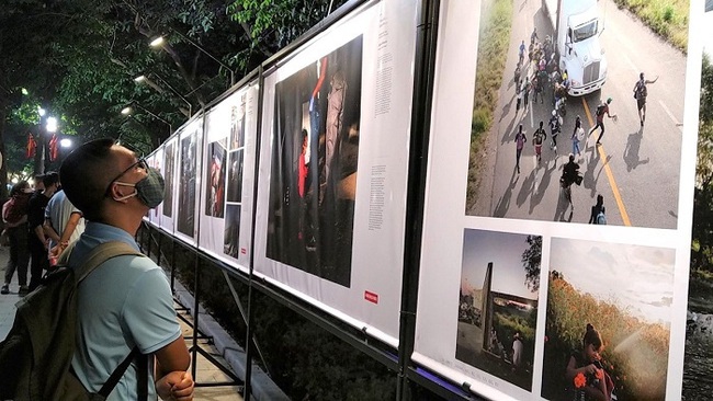 Visitors at the exhibition. (Photo: VNA)