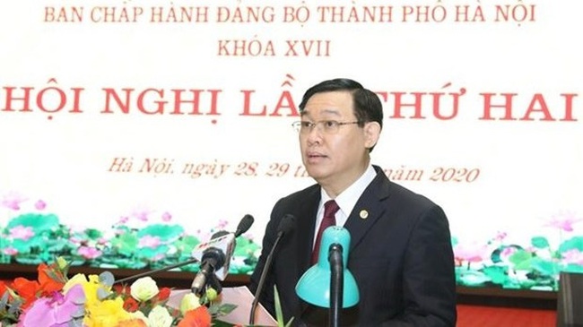 Secretary of the Hanoi Party Committee Vuong Dinh Hue speaks at the meeting. (Photo: VNA)