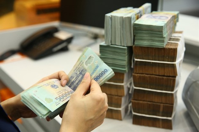 Cash notes being counted. The corporate bond market continued cooling down in October with total bonds sold worth 409 million USD, down 12.8 percent monthly. (Photo laodong.vn)