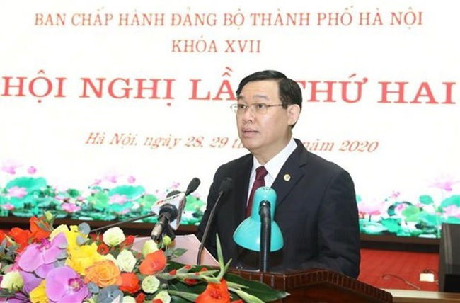 Secretary of the Hanoi Party Committee Vuong Dinh Hue speaks at the meeting (Photo: VNA)