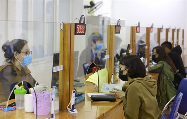 Labourers complete unemployment procedures at the Hanoi Employment Service Centre.