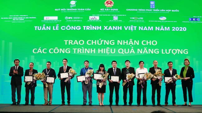 Certificates are awarded to the buildings employing energy-saving solutions. (Photo: VGP)