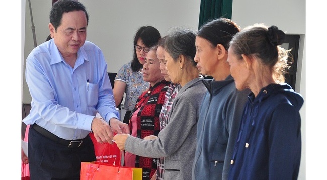VFF Presiden Tran Thanh Man presents gifts to flood-hit residents in Quang Nam province.