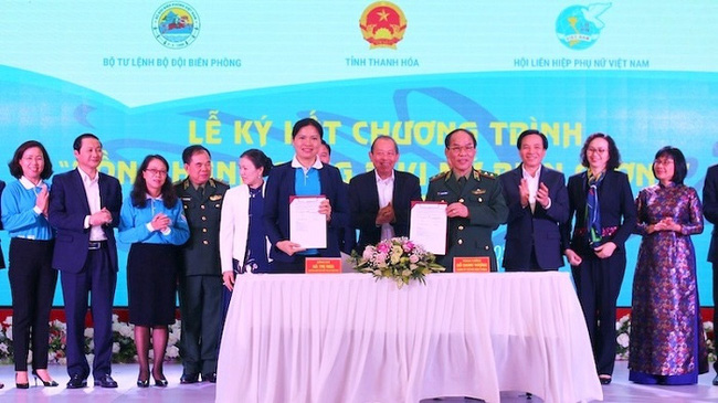 Representatives from the Vietnam Women's Union and the Border Guard High Command sign the 