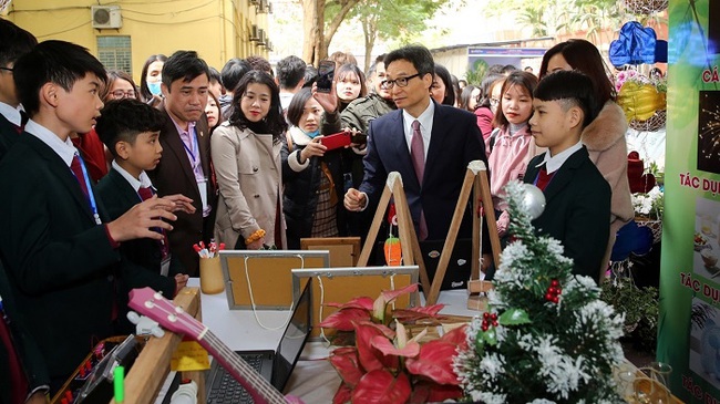 Deputy Prime Minister Vu Duc Dam visits a booth showcasing start-up initiatives by students at the Chu Manh Trinh Secondary School in Van Giang District, Hung Yen Province. (Photo: VGP)