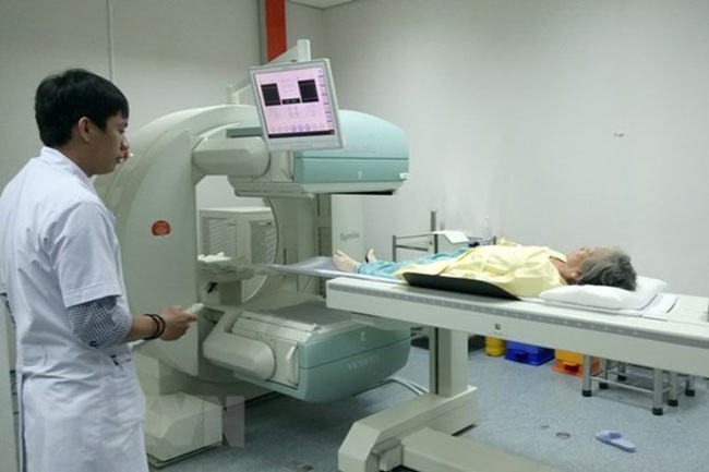 cancer patient under treatment (Photo: VNA)