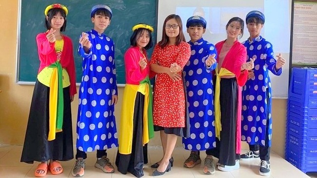 Ha Anh Phuong (central) and her students at Huong Can High School.