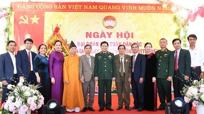 Politburo member and Minister of Defence Gen. Ngo Xuan Lich (centre) and participants at the event (Photo: qdnd.vn)