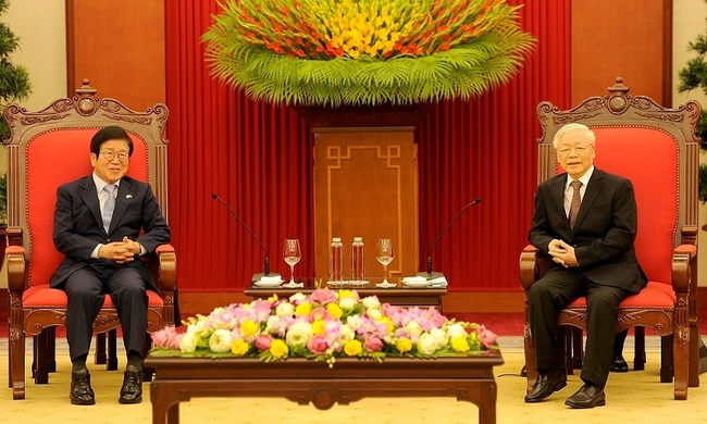 Party General Secretary and State President Nguyen Phu Trong (R) and Speaker of the ROK's National Assembly Park Byeong-seug at the meeting in Hanoi on November 2 (Photo: NDO/Dang Khoa)