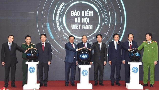 Prime Minister Nguyen Xuan Phuc attends the ceremony to launch the VssID mobile app.