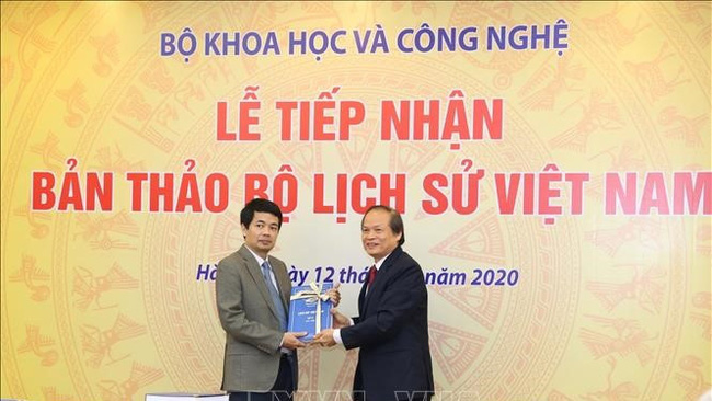 Photo: Prof. Dr. Nguyen Van Khanh - Representative of the research team presents the manuscript to Do Tien Dung - the Director of the National Science and Technology development fund. Photo: VNA