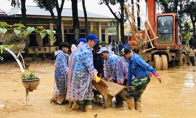 Members of the Ho Chi Minh Communist Youth Union help clean a school after floodwater recedes in Huong Viet commune of Huong Hoa district, Quang Tri province (Photo: VNA)