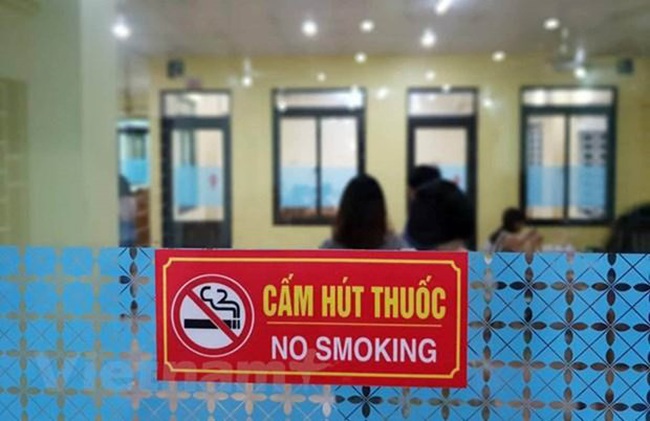 Vietnam will pilot the use of mobile phone software that allows users to report violations of regulations on tobacco harm prevention and control in Hanoi’s Hoan Kiem and Tay Ho districts.(Photo: internet)