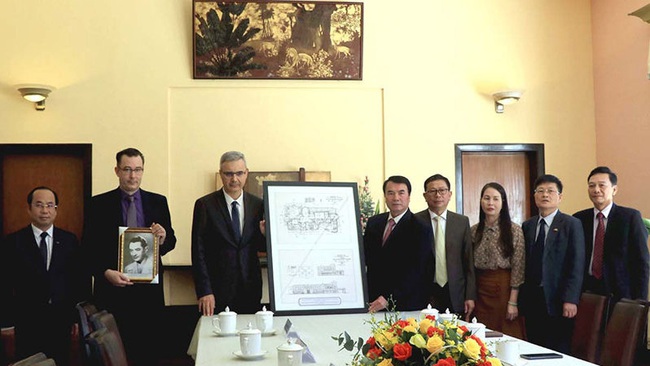 French Ambassador to Vietnam Nicolas Warnery (right) presents the digitalised design of Bao Dai Palace to Lam Dong provincial authorities.