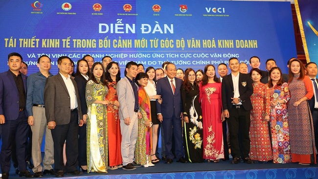 Deputy PM Truong Hoa Binh and delegates at the forum (Photo: VGP)