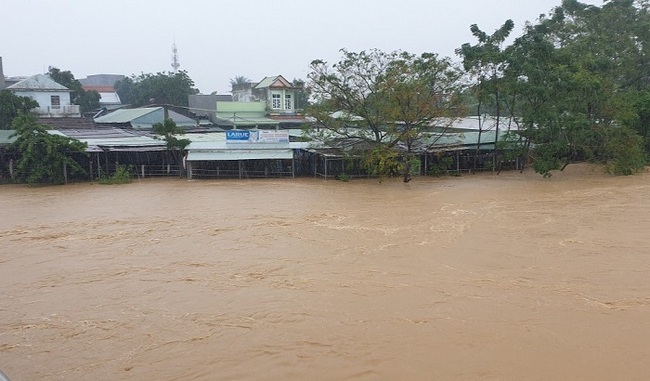 Flooding triggered by heavy downpours has submerged thousands of houses in the central province of Quang Nam.