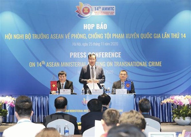 At the press conferene on November 24 to inform the AMMTC 14 (Photo: VNA)