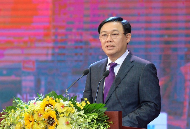 Secretary of the Hanoi Party Committee Vuong Dinh Hue speaks at the event.