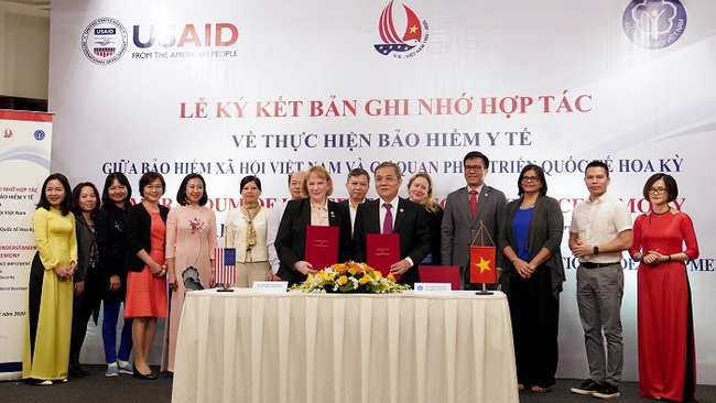 Representatives from USAID and Vietnam Social Security sign the MOU on social health insurance implementation in Vietnam. (Photo: US Embassy in Vietnam)